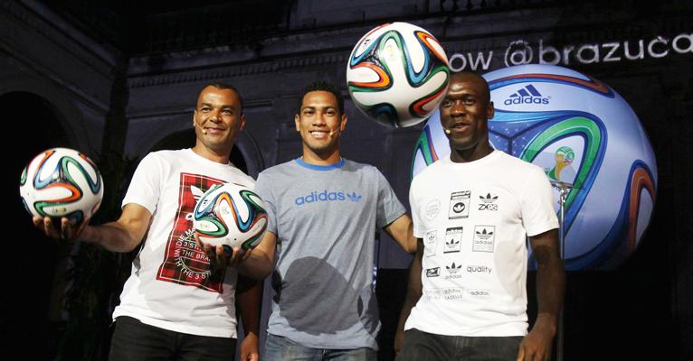 Cafu e Hernanes apresentam a bola da Copa do Mundo de 2014 no Brasil