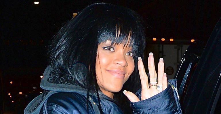 Rihanna muda o visual após quebrar novo recorde