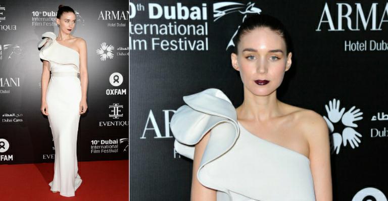 Rooney Mara arrasa em vestido branco com detalhe no ombro