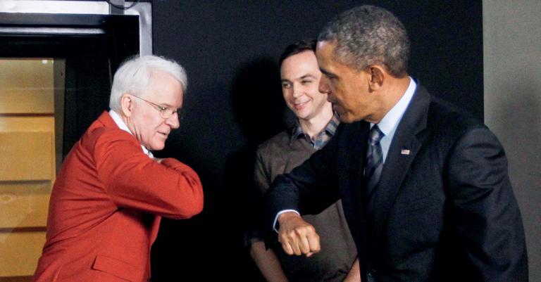 Steve Martin diverte o presidente Obama ao cumprimenta-lo com o cotovelo para não passar gripe