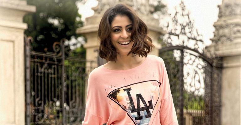 Carol Castro mostra sua beleza e elegância ao posar para campanha de grife feminina