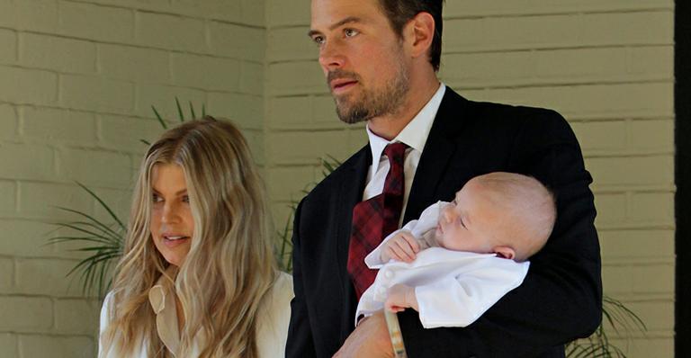 Josh Duhamel mostra o filho dando os parabéns para Fergie