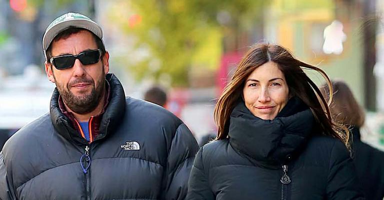 Adam Sandler e sua mulher passeiam no frio pelas ruas do Soho, em Nova York