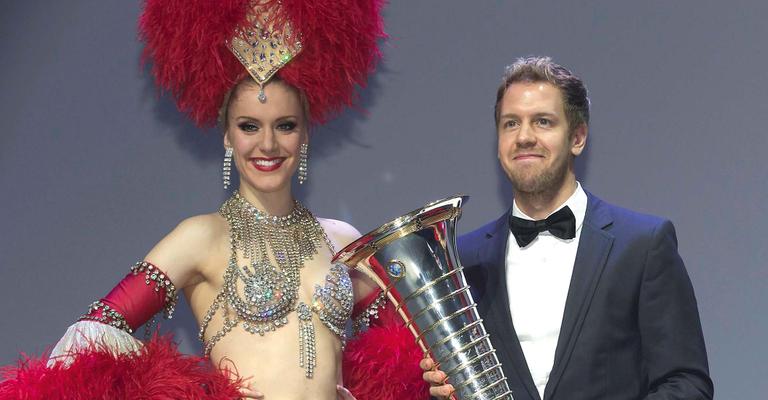 Sebastian Vettel recebe seu troféu de campeão da F1