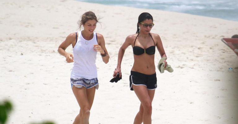 Grazi Massafera treina na areia ao lado de Aninha Lima na praia da Barra da Tijuca, no Rio