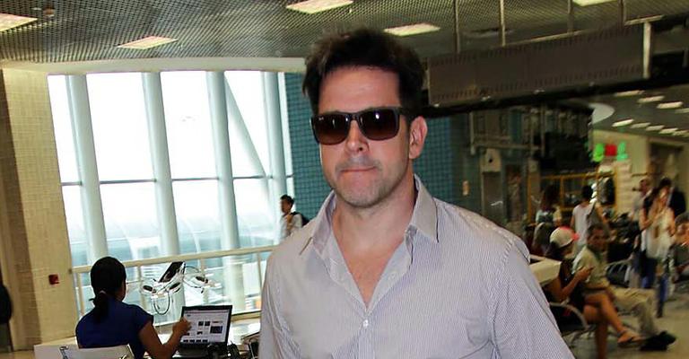 Murilo Benício muda o visual e aparece sem barba em aeroporto do Rio de Janeiro