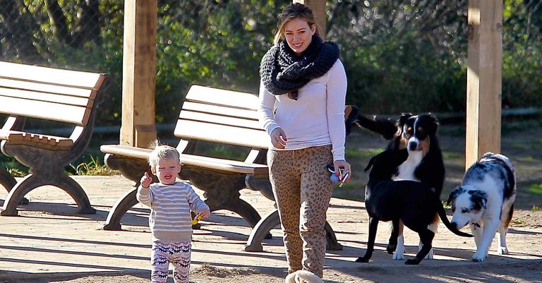 Hilary Duff leva filho e o cachorro para passear em parque de Los Angeles
