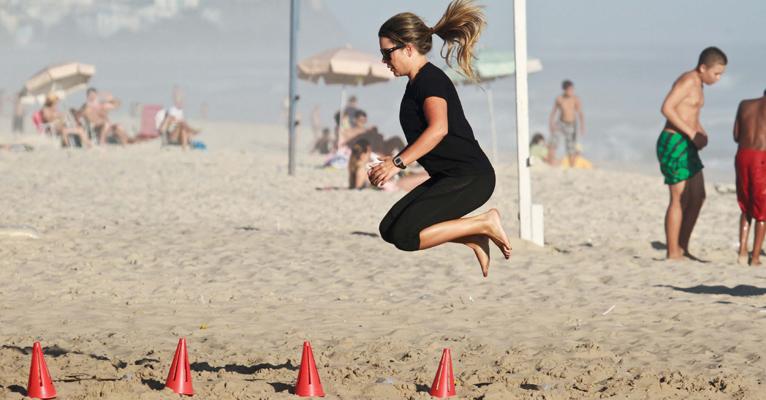 Fernanda Souza se empenha em treino circuito na areia no Rio de Janeiro