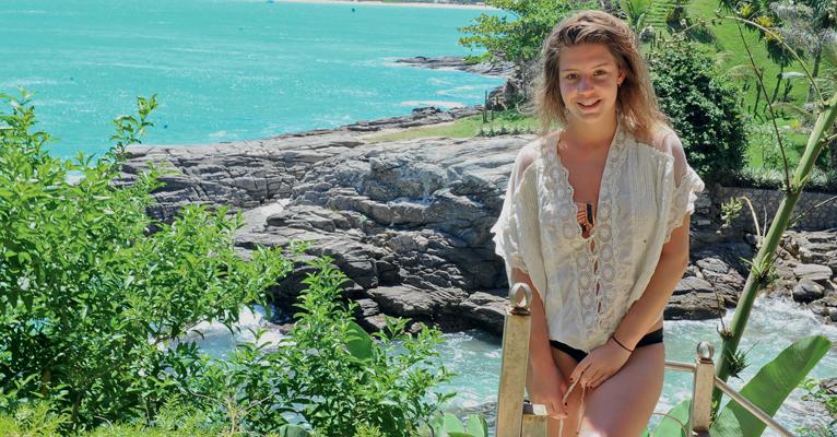 Adèle Exarchopoulos se encanta com a paisagem exuberante de Búzios no Rio