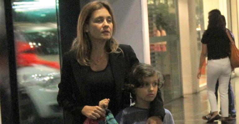 Adriana Esteves, de férias, passeia com o filho em shopping carioca