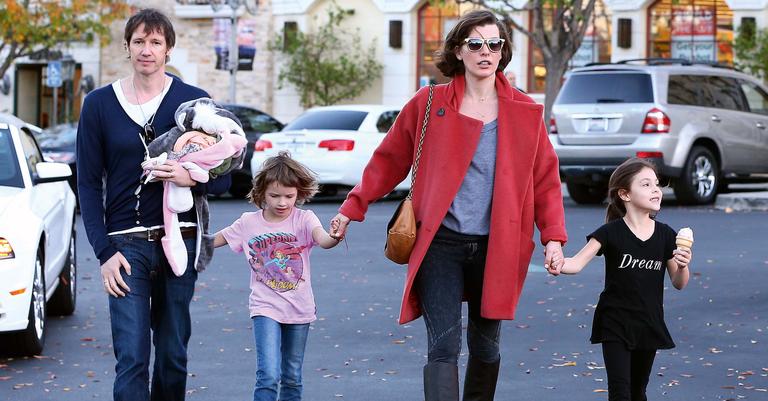 Paul Anderson e Milla Jovovich aproveitam a família enquanto esperam lançamento de filme