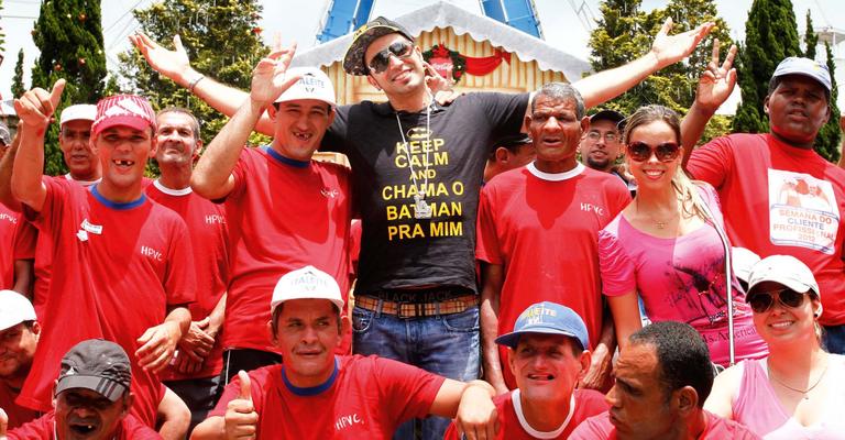 Latino passa dia no parque com fãs especiais em Vinhedo, interior paulista