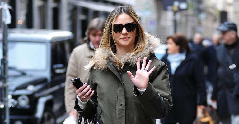 Caroline Celico vai às compras em Milão e esbanja elegância