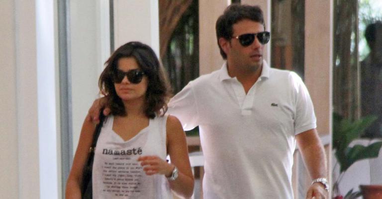 Vanessa Giácomo passeia com o namorado em shopping do Rio em folga das gravações