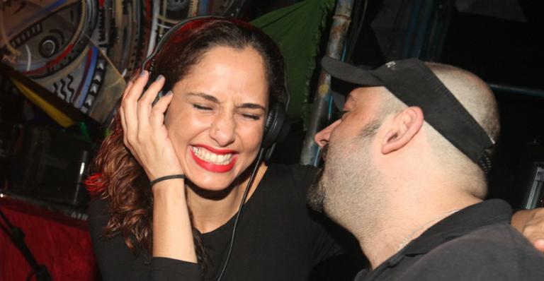 DJ por um dia: Camila Pitanga se diverte em SP