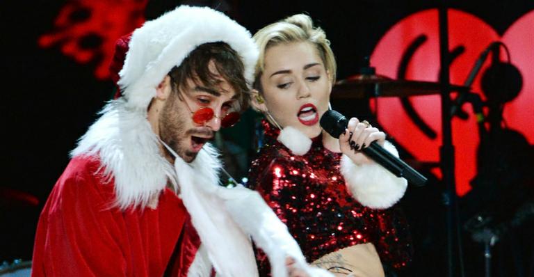 Miley Cyrus vira Mamãe Noel em show de Natal