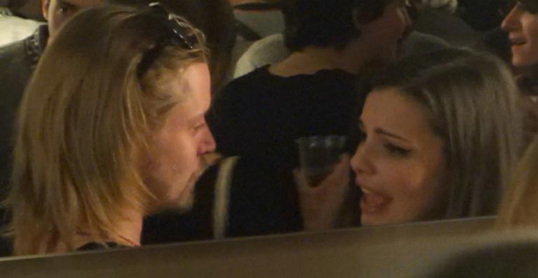 Macaulay Culkin faz show com sua nova banda e namora nos bastidores