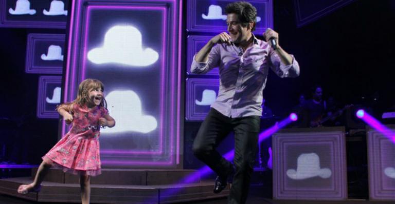 Daniel dança com a filha em show em Florianópolis