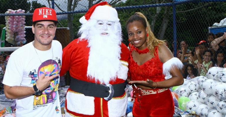 Thiago Martins e Roberta Rodrigues entregam presentes de Natal