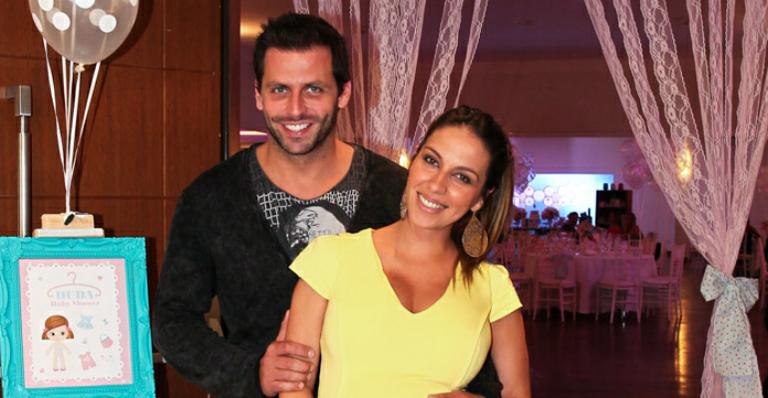 Henri Castelli mostra foto da filha recém-nascida, Maria Eduarda