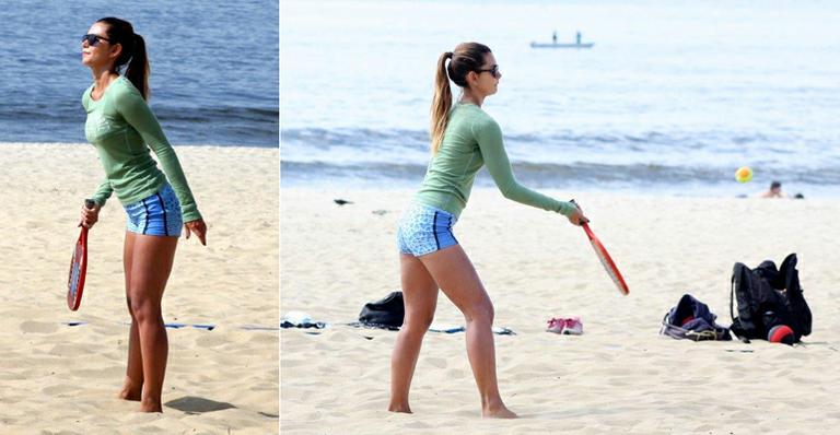 Letícia Wiermann, filha de Datena, faz aula de tênis em praia do Rio de Janeiro