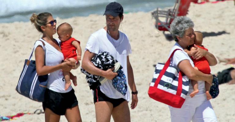 Marcelo Serrado curte praia com a mulher, Roberta, e seus gêmeos Felipe e Guilherme