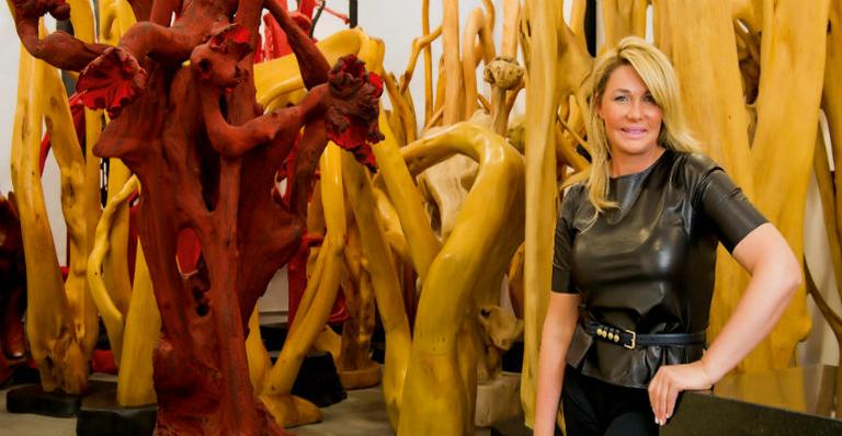 Bia Doria ‘resgata’ a história do Brasil com esculturas em raízes de árvores