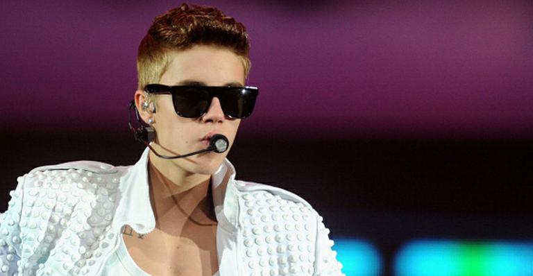 Justin Bieber comemora 20 anos e ganha bolo de aniversário