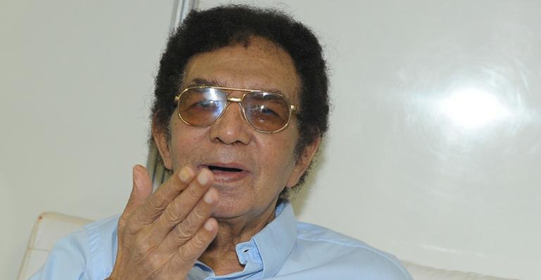 Cantor Reginaldo Rossi respira sem ajuda de aparelhos