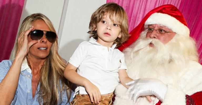Adriane Galisteu leva Vittorio para ver o Papai Noel