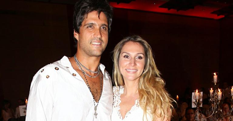Cantor Leo Chaves comemora oito anos de união com Tatiana