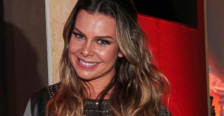 Fernanda Souza agradece carinho dos fãs após a morte do pai