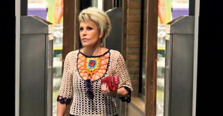Ana Maria Braga usa roupa estilosa e confortável para ir às compras em shopping no Rio