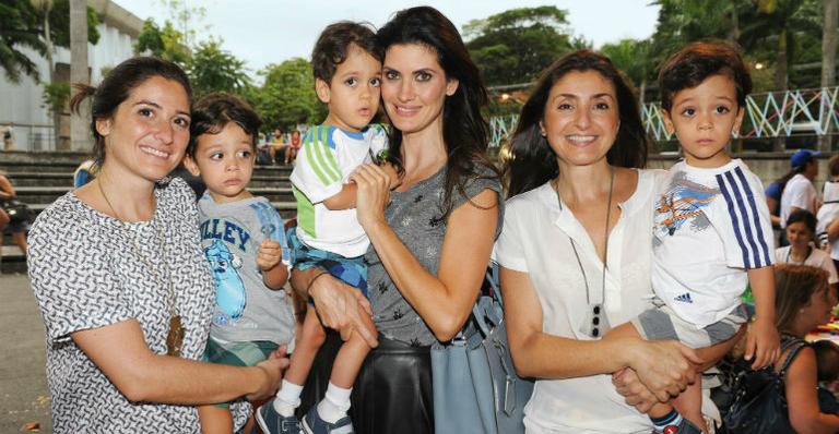 Isabella Fiorentino brinca com seus trigêmeos em oficinas de canto, arte e jogos educativos