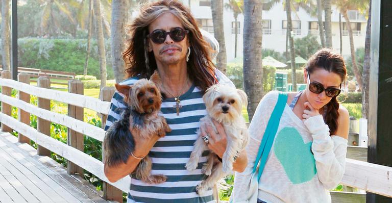 Steven Tyler passeia com seus pets usando seus excêntricos looks em Miami