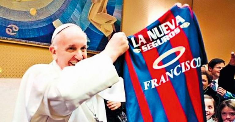Papa Francisco recebe homenagem do seu time