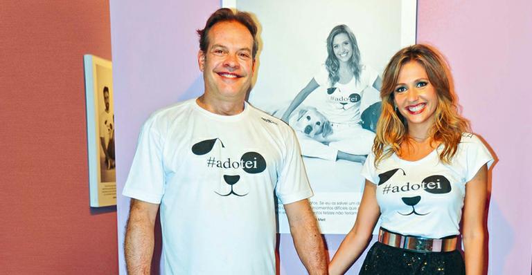 Luisa Mell e seu marido na mostra do projeto #adotei em prol dos animais em São Paulo