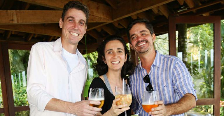 Trio Rodrigo, Luiza e Ricardo brindam o sucesso dos projetos na Ilha de Caras