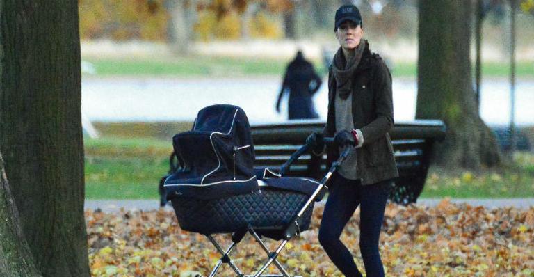 Kate Middleton usa look despojado para passear com o filho, George, em Londres