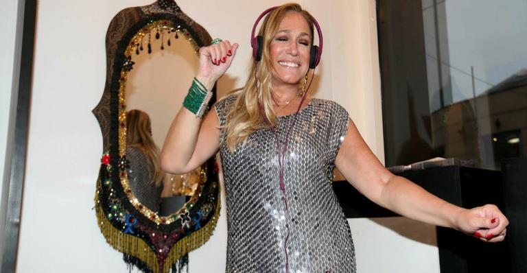 Susana Vieira mostra habilidade como DJ em festa de lançamento de grife de joias
