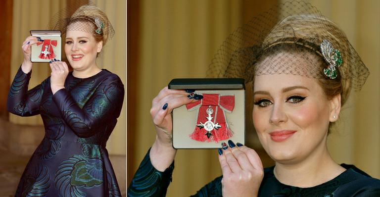 Adele recebe de Príncipe Charles medalha da Ordem do Império Britânico