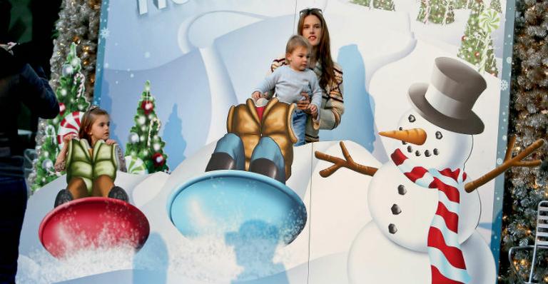 Alessandra Ambrosio leva Anja e Noah para tirar fotos com o papai Noel