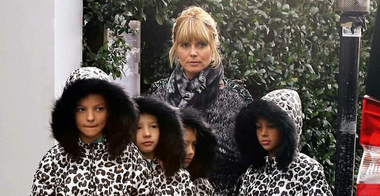 Heidi Klum leva a filhas e as amigas a restaurante e chamam atenção pelo look igual