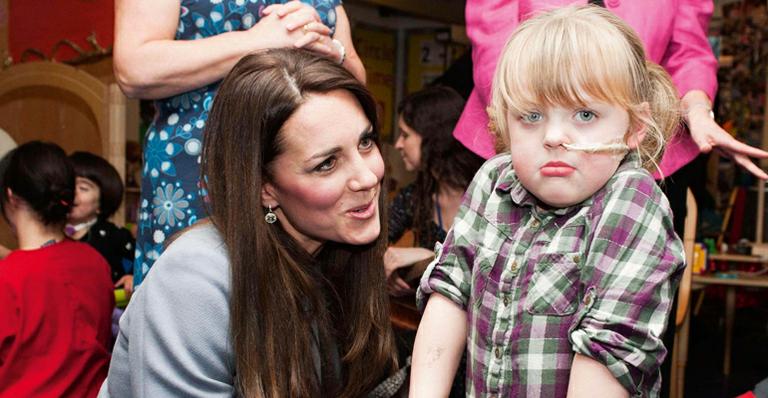 Kate Middleton visita e brinca com crianças doentes atendidas por centro pediátrico