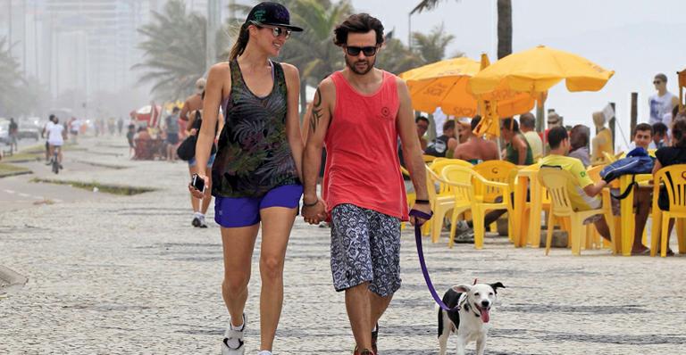 Ellen Jabour e seu namorado curtem dia de sol na Barra, no Rio de Janeiro