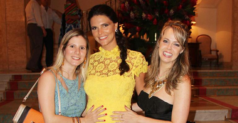 Daniella Sarahyba exibe a barriga de cinco meses em premiação no Rio