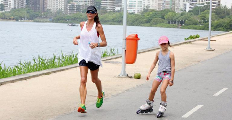 Cynthia Howlett corre na Lagoa Rodrigo Freitas no Rio ao lado da filha