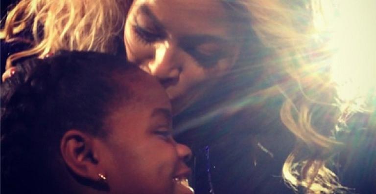 Beyoncé beija filha de Madonna em show e recebe elogios da veterana