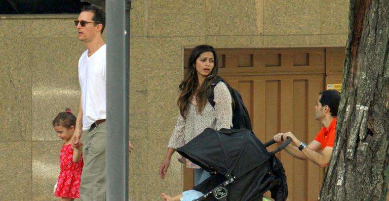 Ator Matthew McConaughey passeia com toda a sua família em Minas Gerais