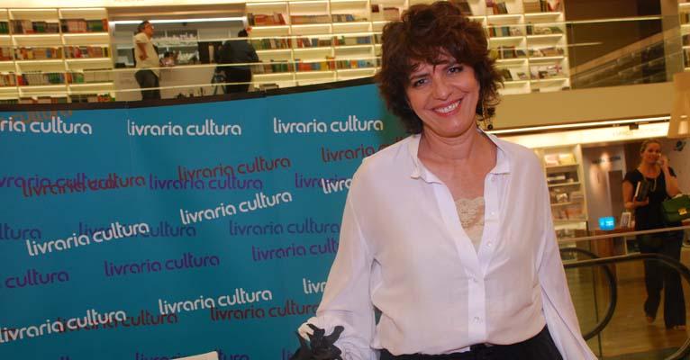 Jussara Romão lança livro sobre a mudança do modo de se vestir do brasileiro